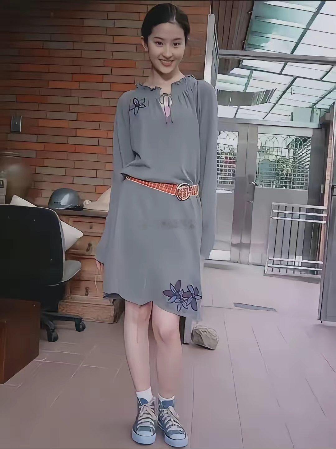 刘亦菲衣服搭配很丑，胜在脸蛋实在美丽