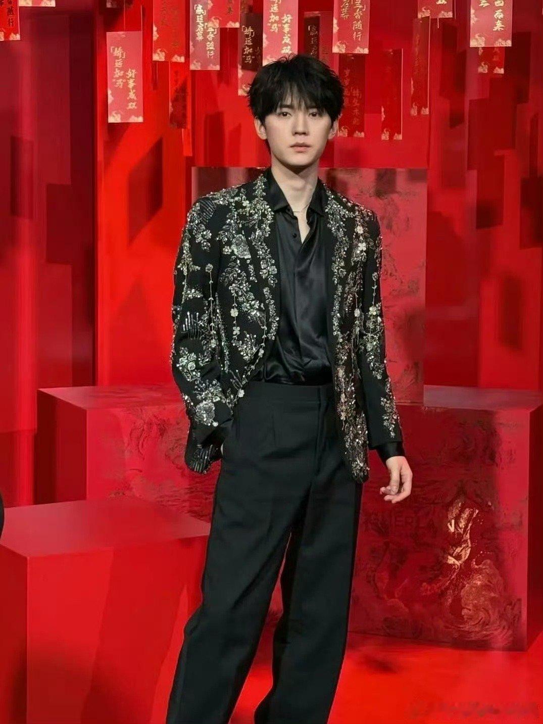 敖瑞鹏、周翊然、丞磊撞衫，谁驾驭的更好