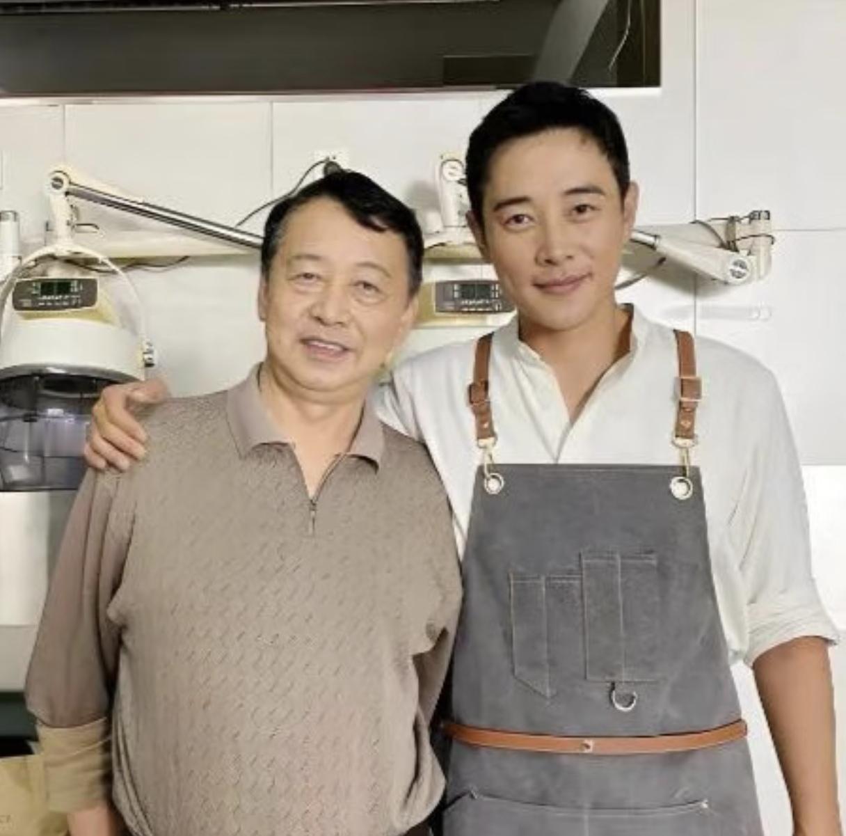 看到罗晋父亲塟在八宝山，大家不觉得很奇怪吗？这地方是什么人都能进的？去搜