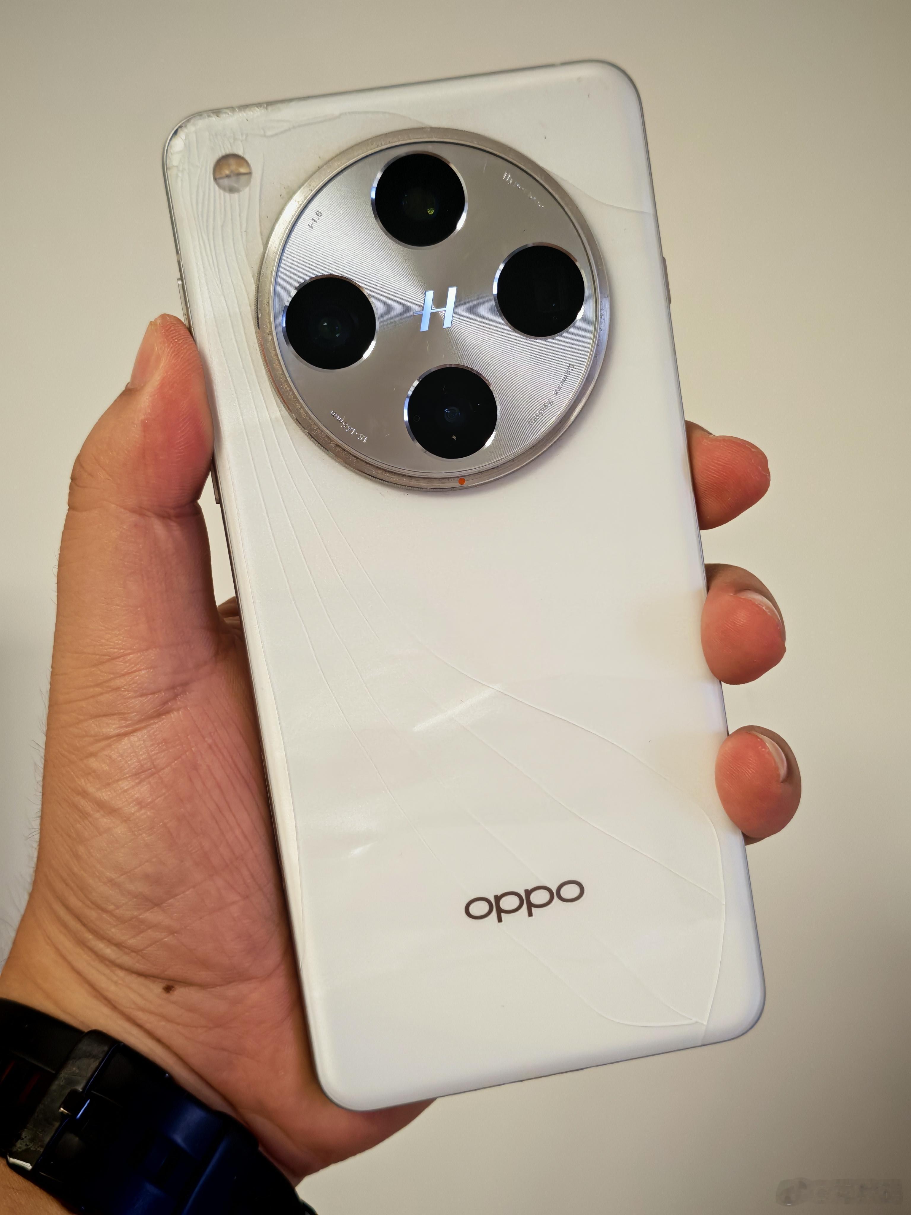 太心疼了，刚没拿稳，OPPOFindX8Pro摔地上了，后盖碎了。[捂嘴哭