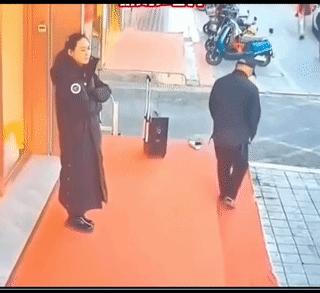 老人路过店门口时不小心摔倒，站在门前揽客的店员看到后，立马慌乱的后退，快速的跑进