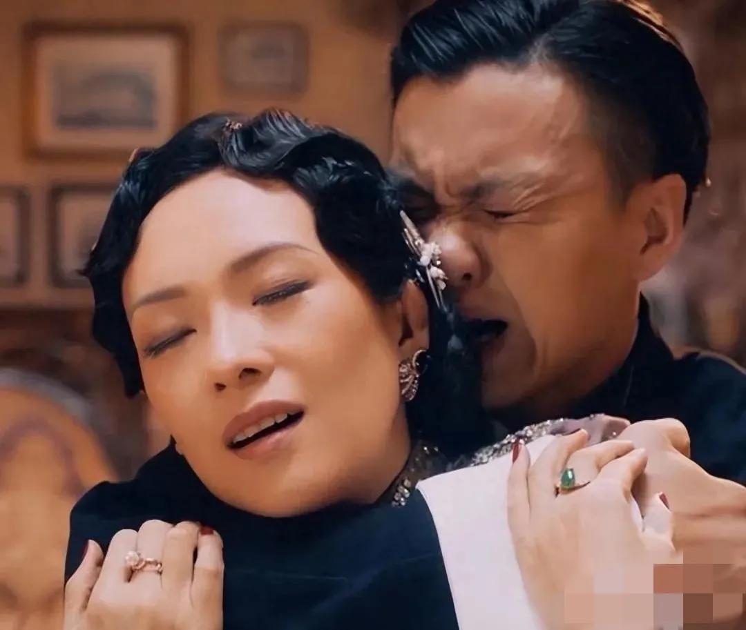 章子怡跟周一围传出绯闻时，朱丹失手打碎了手里的杯子：“一个婚前拿出全部积蓄帮我还
