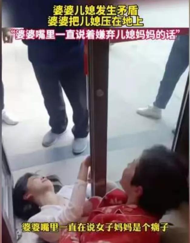 知情人透露，这个婆婆在家非常的强势，经常能听到她们家传来吵架声，儿媳妇刚生完孩子