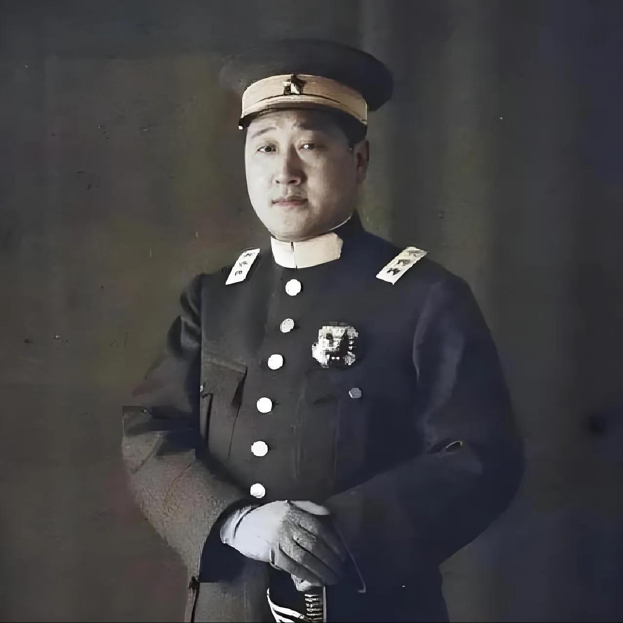 这个穿睡衣死掉的人，叫徐树铮，江湖人称"小扇子"。1880年，他出生在江苏萧