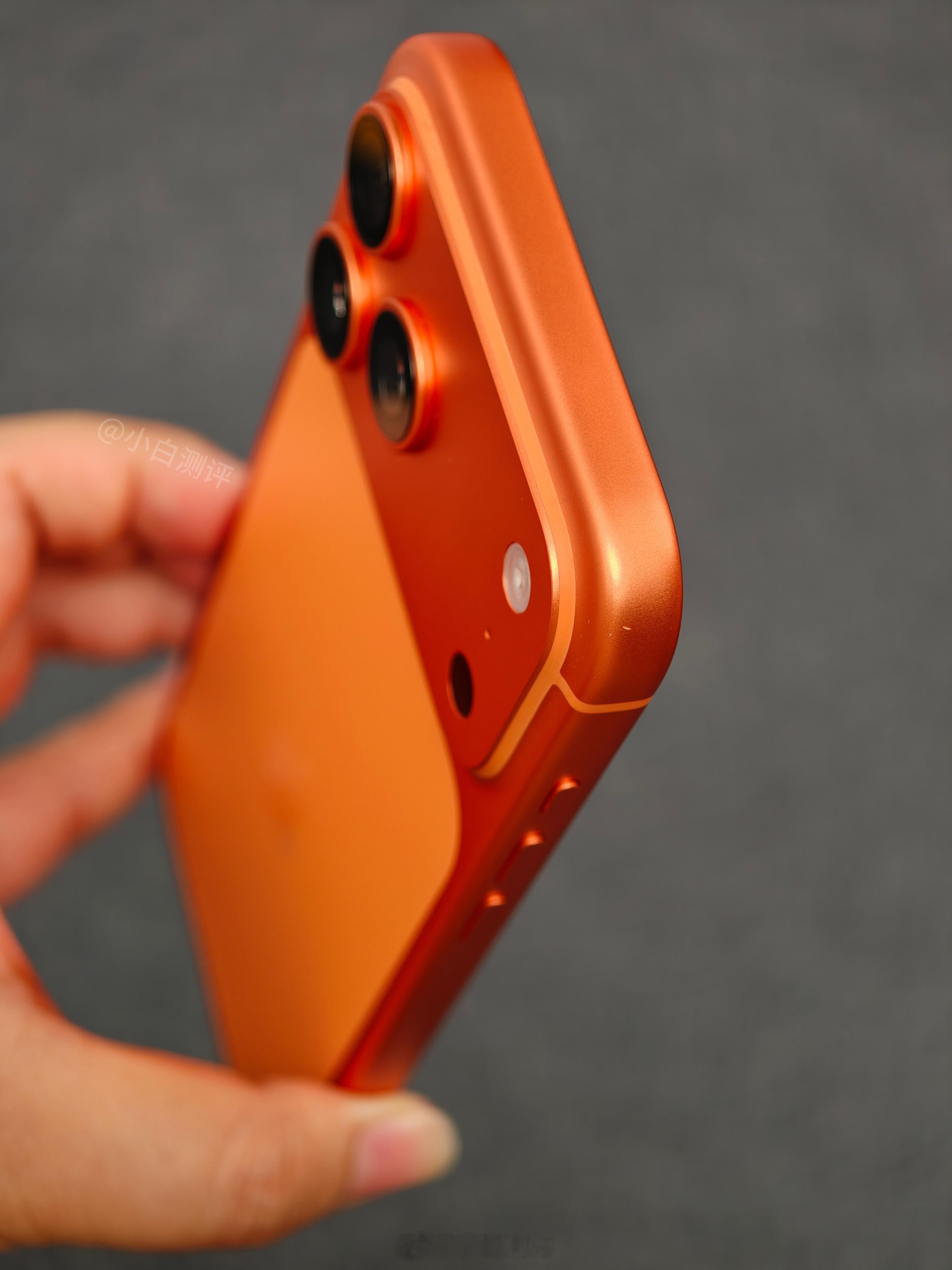 iPhone17Pro系列这次中框换成铝合金材质，拍摄过程中我们已经磕了个点