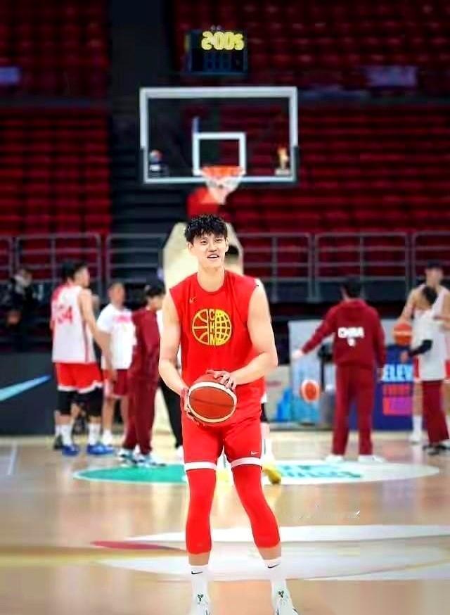 我到现在都想不通，那个球，他是怎么能从周琦和高诗岩中间，精准地传给场边那个穿白衣