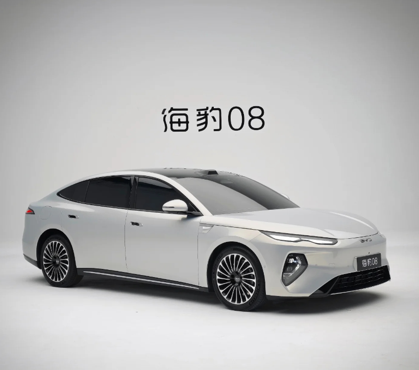 海豹08，这颜值绝对是旗舰级别的，即便与汉放一起也丝毫不怵，何况还搭载了一堆的最