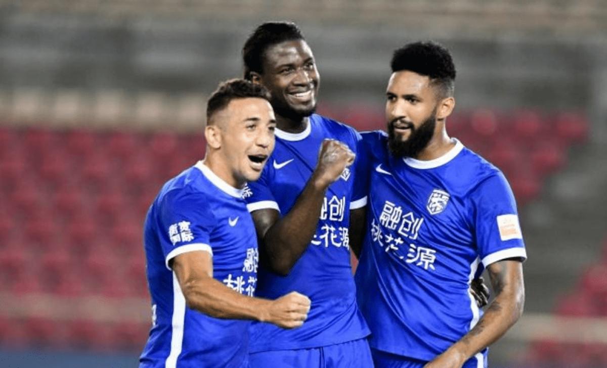 今年的武汉三镇还是没有变！打着打着就往后传，跟国家队一样缩手缩脚！看的急人！外援