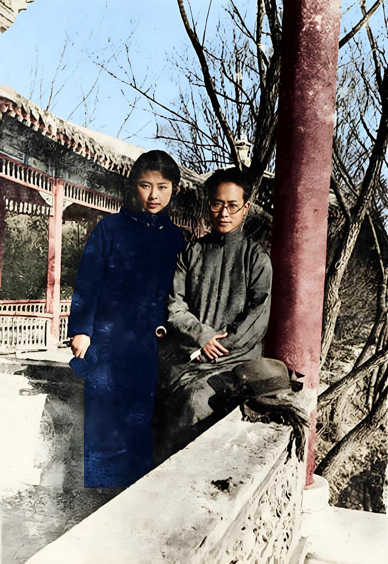 这张照片的主角是沈从文（右）和他的夫人张兆和（左），照片拍摄于20世纪30年代。