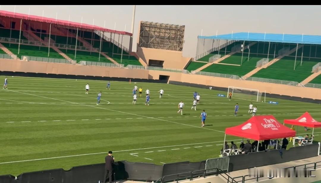 申花热身赛又输了。门将开球失误送点，后卫忙中出错乌龙。球迷群里炸了锅。说后