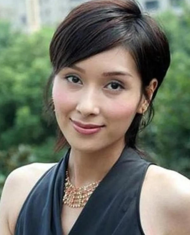 2001年，40岁上海富豪周正毅对27岁的杨恭如一见倾心，于是疯狂追求，豪掷30
