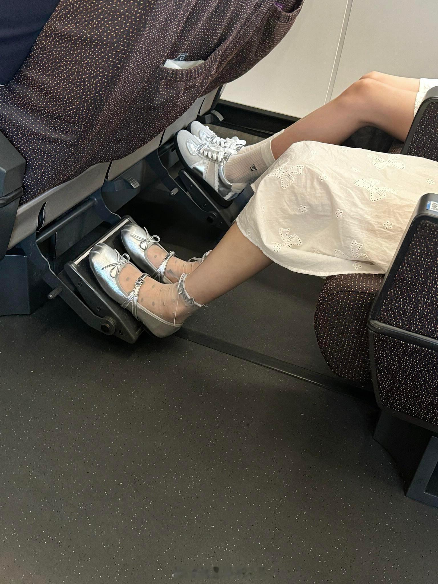 高铁上看见的！！好明显的对比啊……今天坐高铁就看到好多姐妹穿，，虽然都是芭蕾风穿