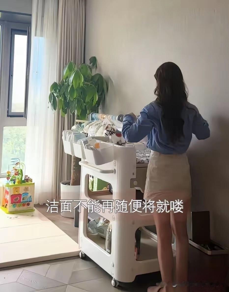 汪宝儿汪吉辰百日宴散场马晓梅活儿不停，叠被收拾玩具样样行！百天娃就爱翻小书，从小