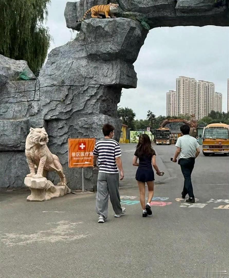 贾乃亮陪甜馨逛虎园网友偶遇贾乃亮趁着暑假，带甜馨打卡东北虎林园。褪去明星光环，只