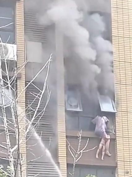我对江苏省连云港市火灾最大的疑问就是“梯子”！！三节十五米升降梯是全国各地消