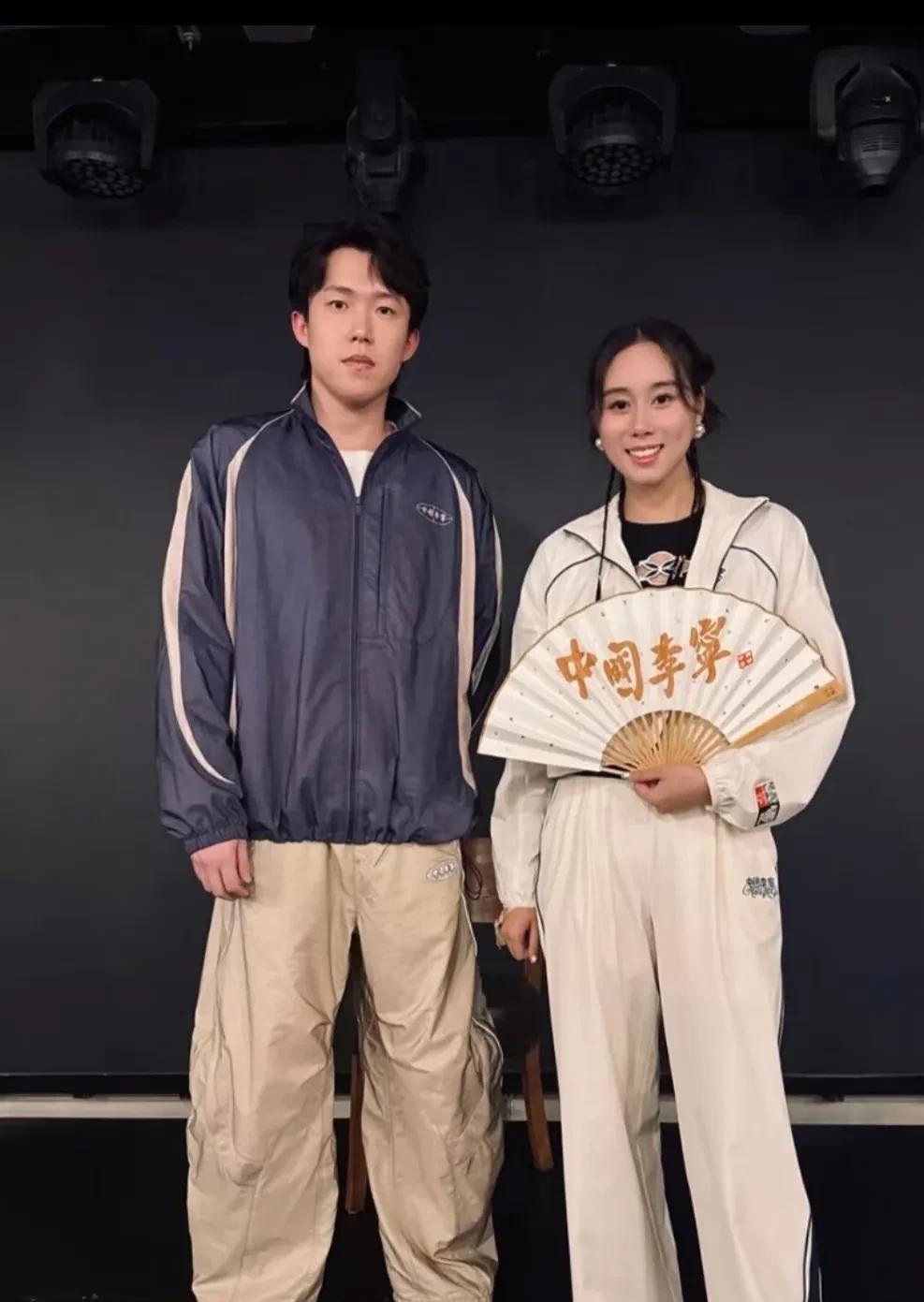 何超欣是赌王78岁和四太生的，老来得女，你说受宠么，从小含着金钥匙长大的。王楚