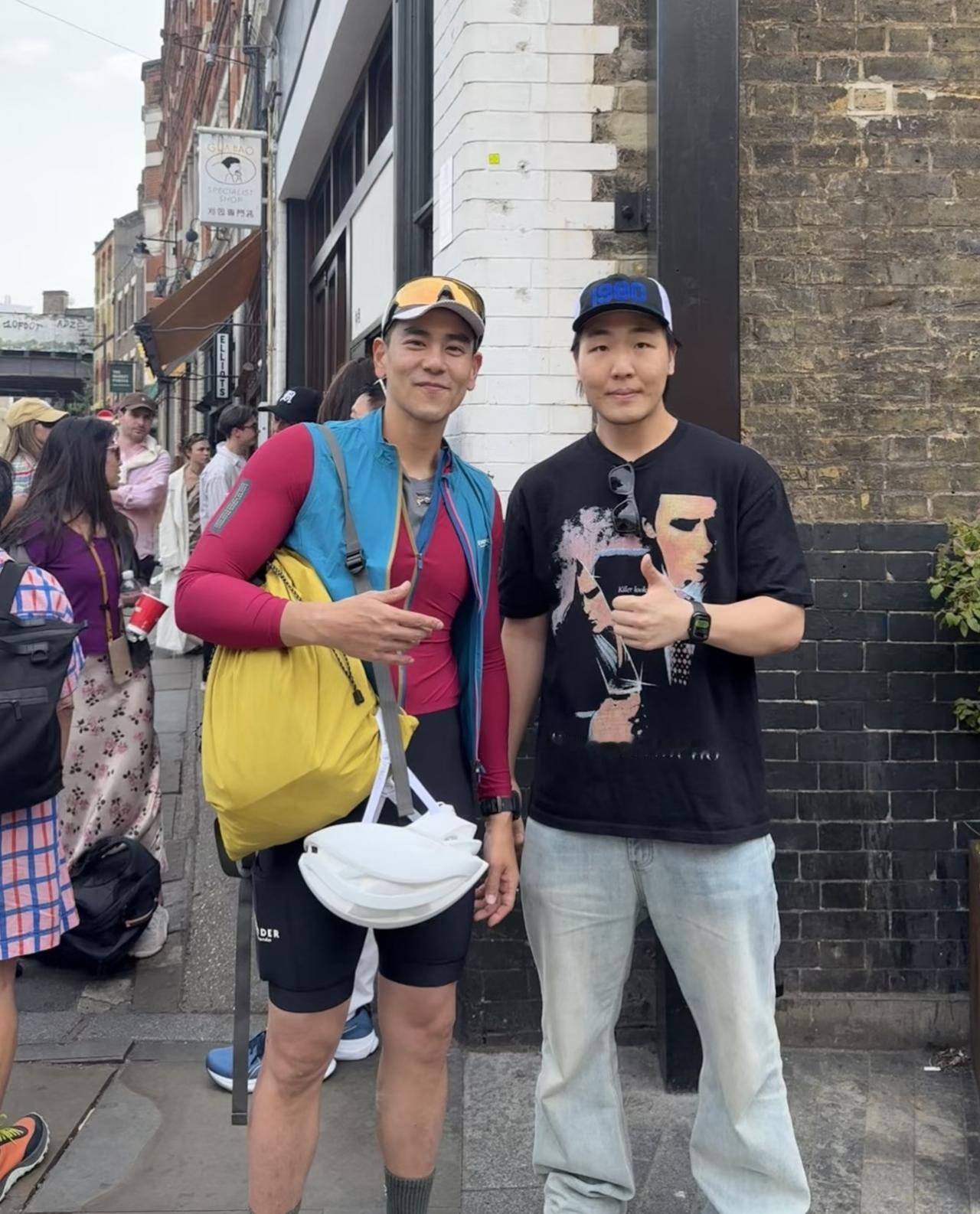 44岁彭于晏在英国伦敦骑自行车外出锻炼身体，他穿着紧身服，大腿粗壮，胸肌发达，身