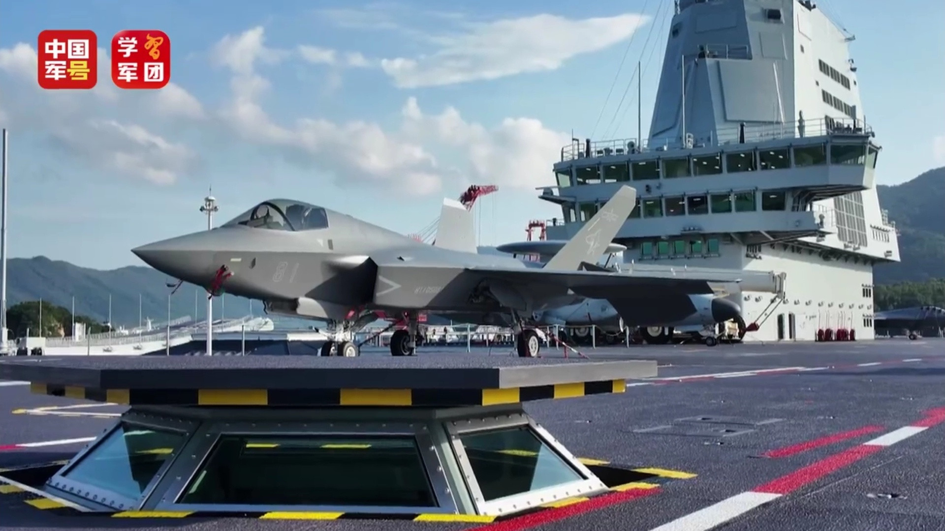 福建舰入列甲板上有两架歼-35，能看清号的都是81号这架。​​​
