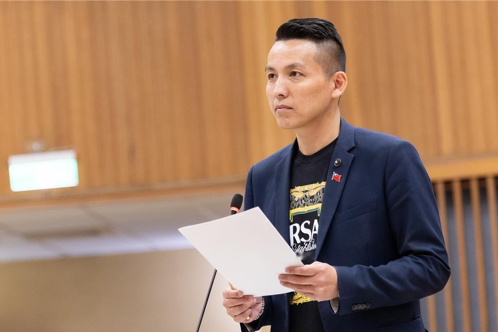 明年普发1万蓝营酸绿“发夹弯”：先为过去抹黑道歉赖清德17日宣布，“政府”将