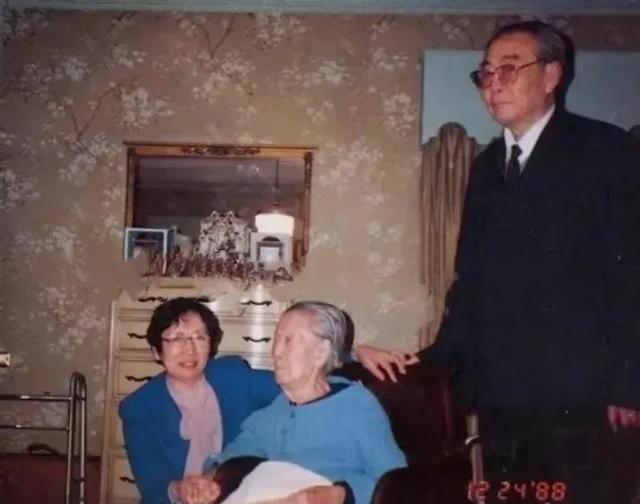 1988年，美国洛杉矶一栋静谧的别墅中，91岁的于凤至独坐窗前。窗外阳光洒落，她