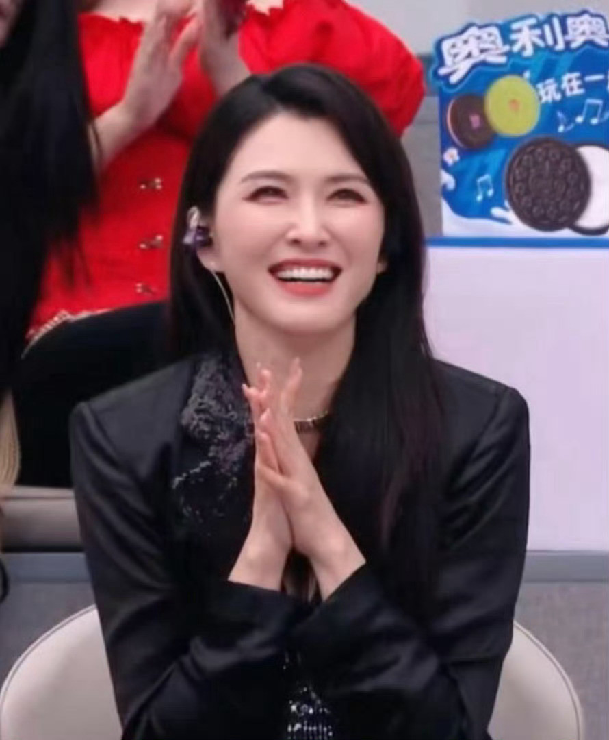 徐洁儿扛住了浪姐怼脸镜头徐洁儿浪姐直播怼脸镜头无滤镜生图也超能打，五官精致气场拉