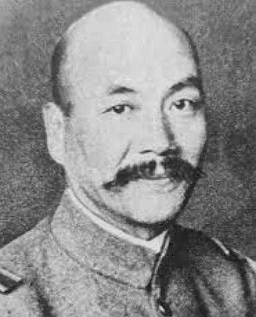 1942年，中国炮兵正在擦拭炮弹，见炮弹受潮，一个炮兵提议：“让我打一炮吧！”这