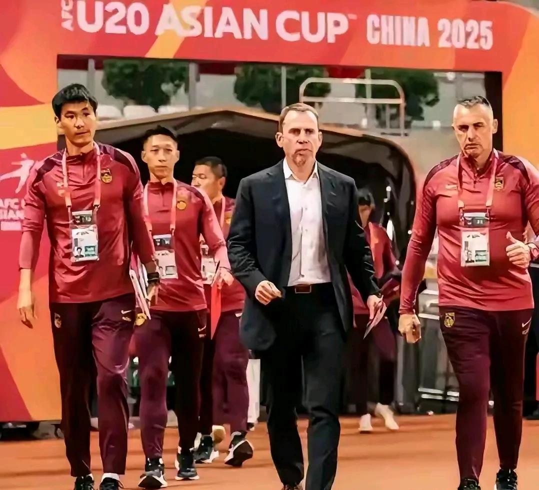 U20主教练久尔杰维奇去留理由分析：留下的理由：1.成功把中国U20打造成型