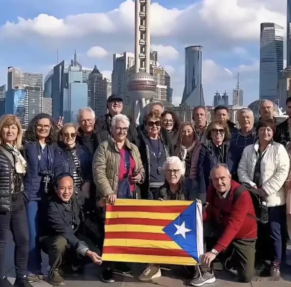 印度游客回国后集体破防了？一个印度小伙子在油管上哭诉，说中国人看他的眼神就跟