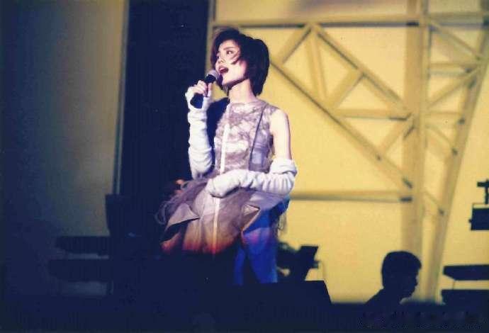 王菲90年代在台湾开演唱会时的照片