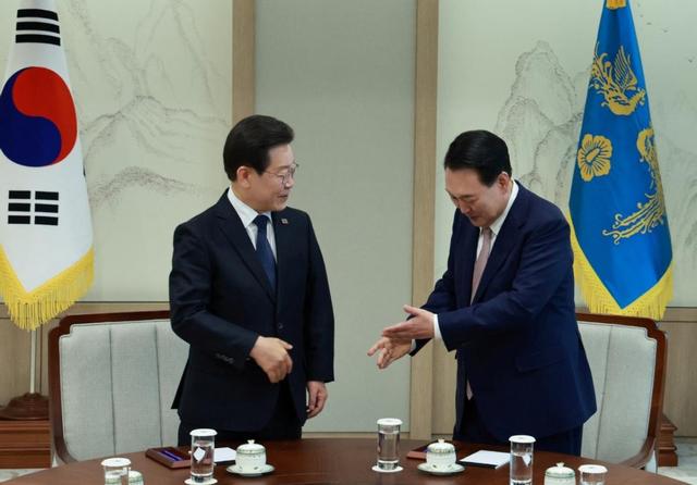 韩国内斗到了生死时刻,尹锡悦和李在明,谁会先进监狱?