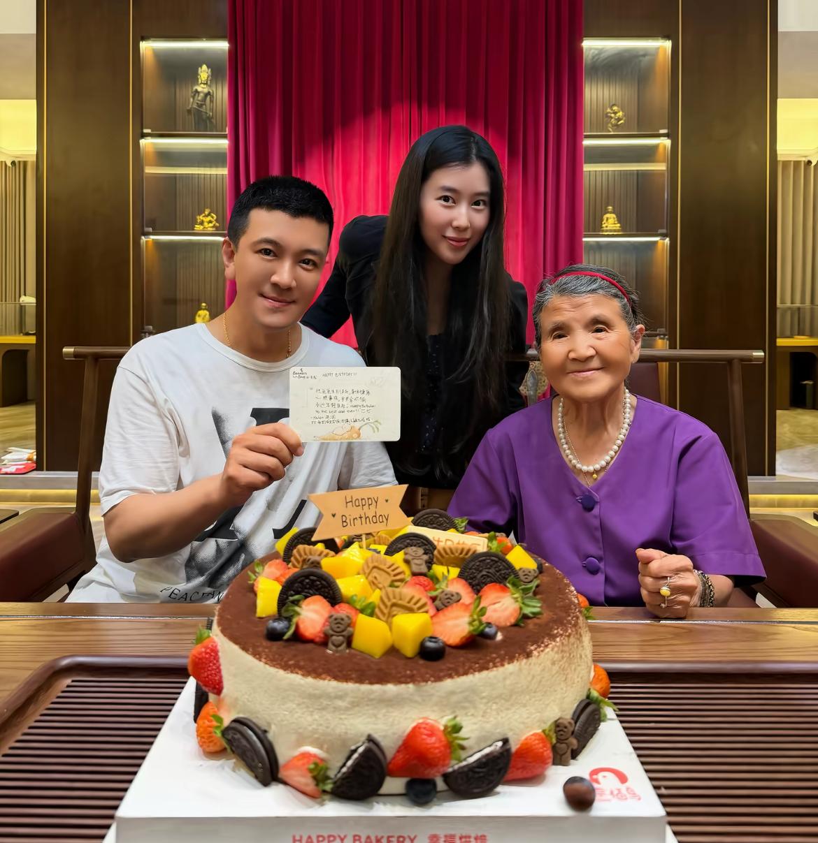 离婚半年多的杨子终于“复出”晒三代同框照为自己庆生，大女儿样海润又美又飒，侧面