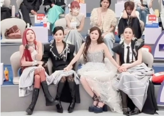 这段真的太好哭了，完全是真情流露。安崎一看陶昕然被淘汰，立马看向萧蔷，忍不住