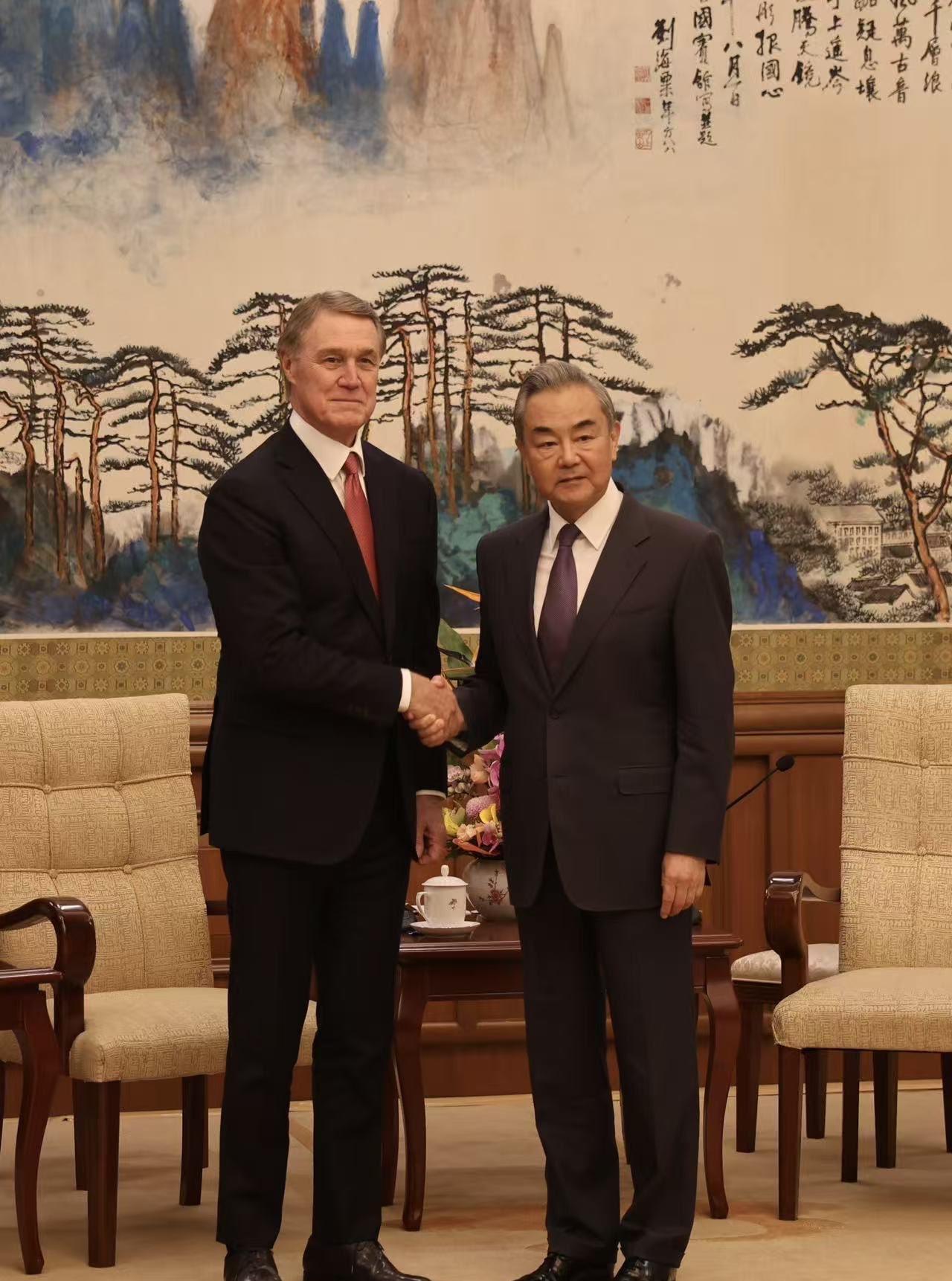 美国驻华大使庞德伟6月3日发文说：“在今天与中央外事工作委员会办公室主任兼外交部