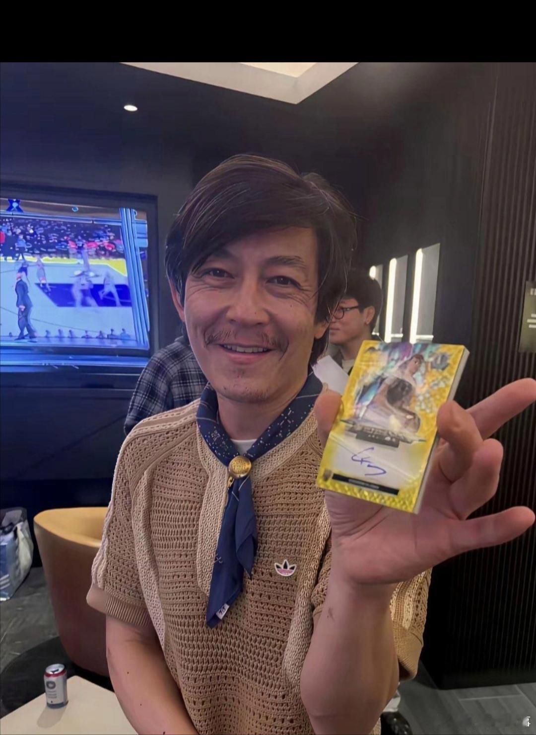 一万多的外套，一千多的拖鞋，穿他身上竟有农民工的感觉！搞不明白陈冠希这穿衣打扮