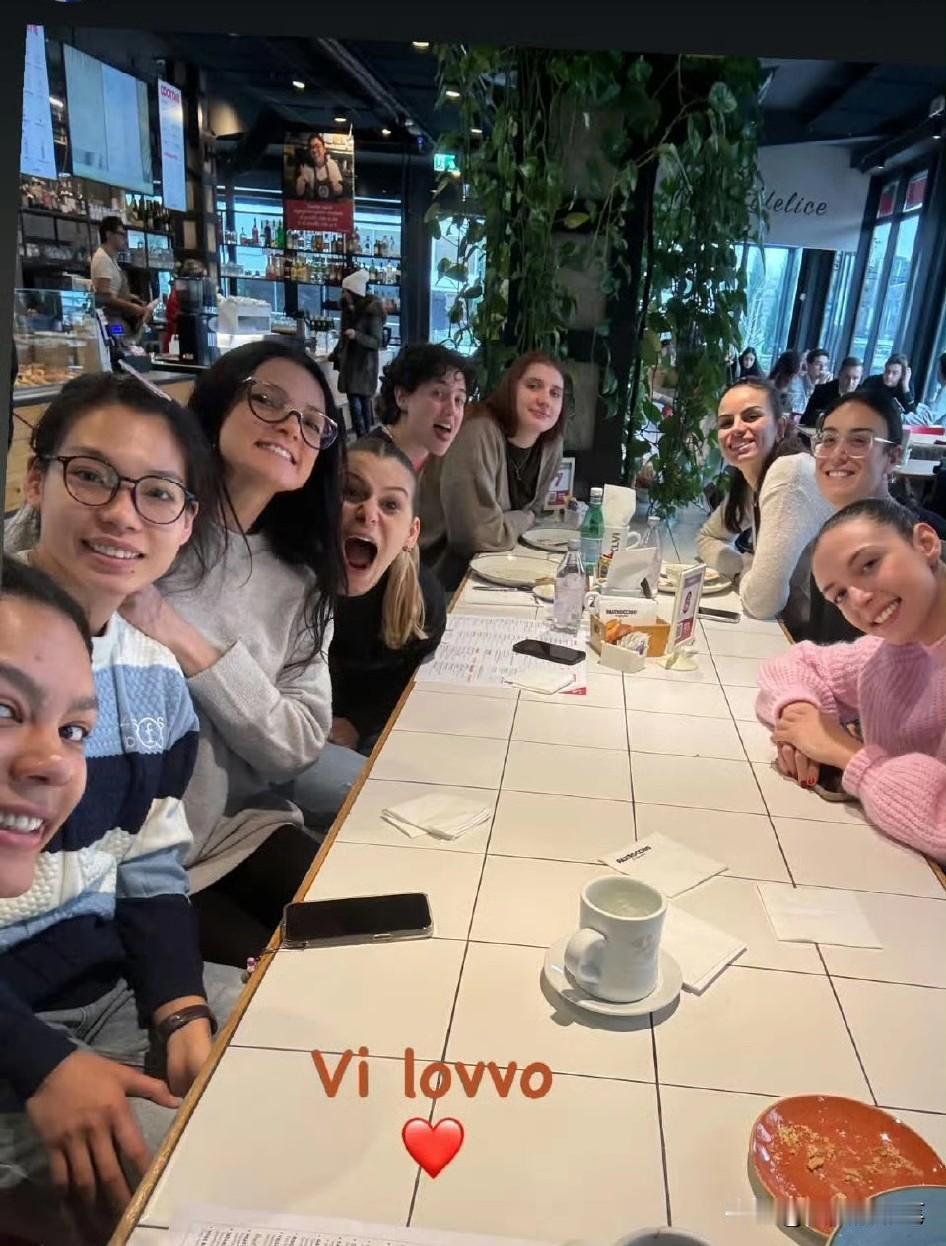 庄宇珊新照挺文艺的啊[呲牙笑]看，意甲的庄宇珊和队员去聚餐了，她身穿条纹毛衣，带