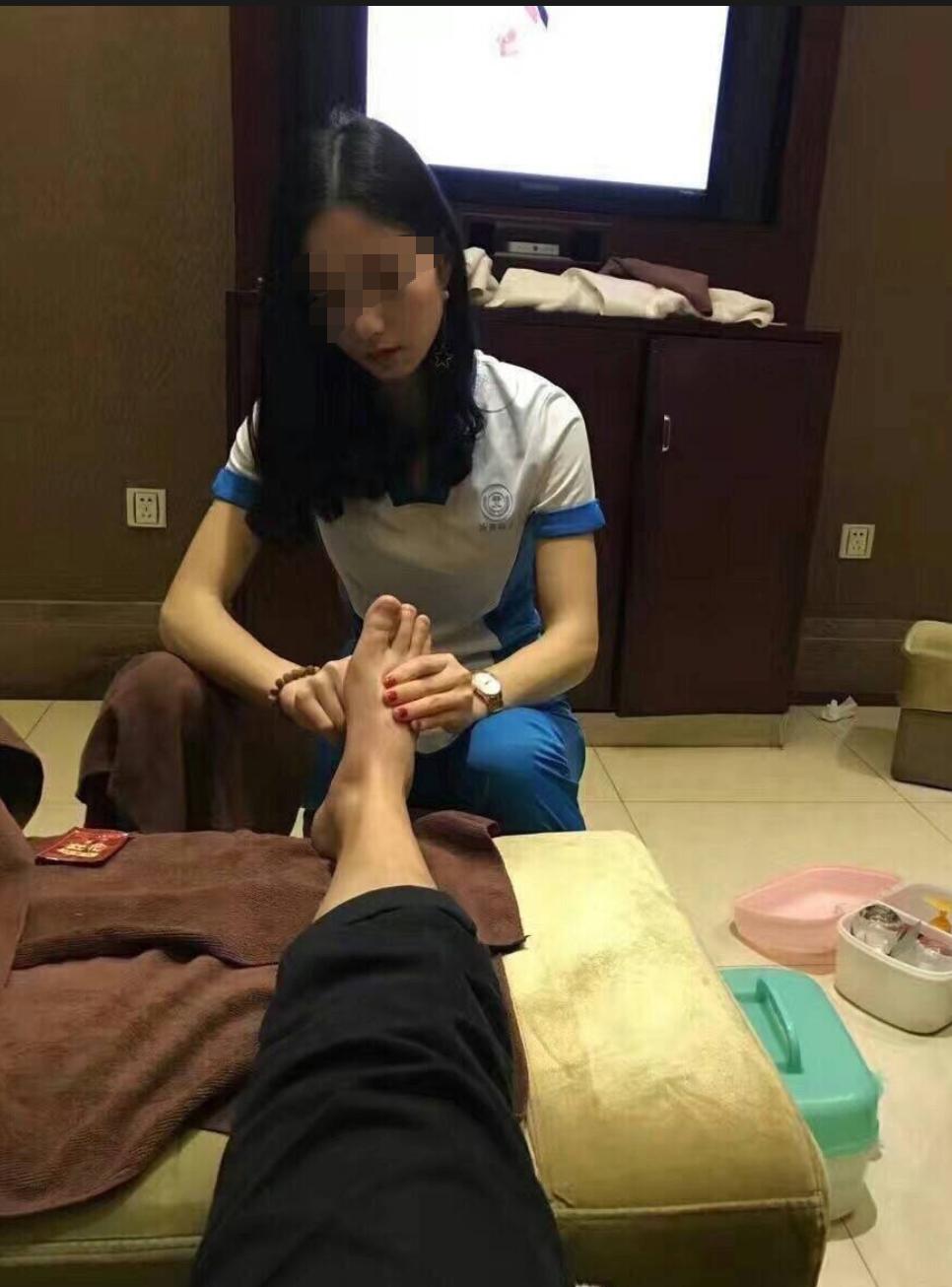 江苏泰州，一男子泡完澡躺进包厢，想按个摩松松筋骨，叫了个女技师。女技师进来后，先