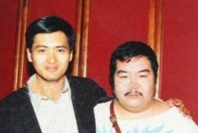 1993年，郑则仕公司破产，欠债八千万，陷入困境时打电话求助昔日好友周润发：“发