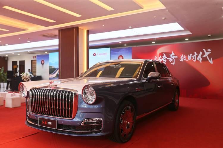 靳东的座驾是红旗L5，是约600万的定制版红旗L5，挂京牌且尾数为9。车内内饰有