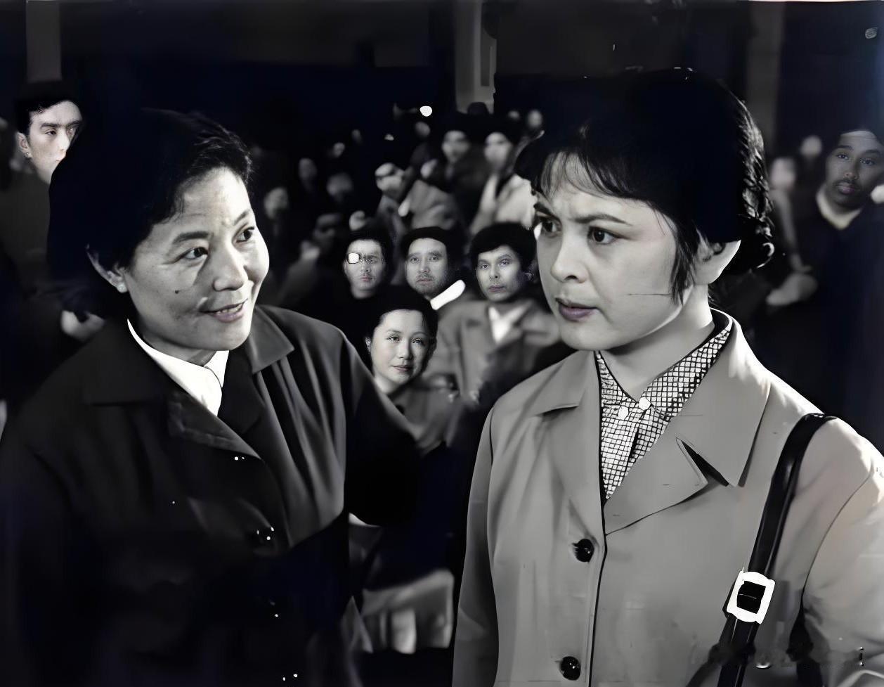 这是1978年，上海电影制片厂拍摄的故事片《失去记忆的人》中的一个镜头，右边这位