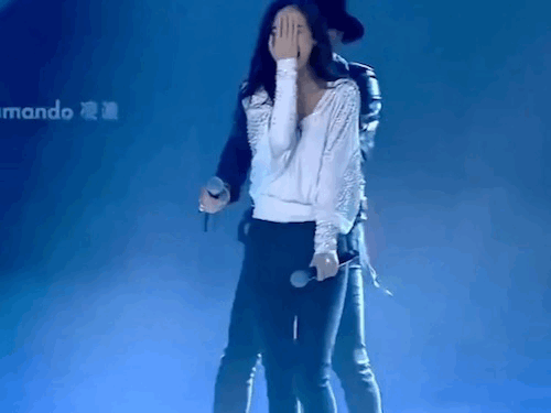 你刷到的害羞表情，正在被人解剖成流量密码。那张捂脸照片传播24小时后，数据