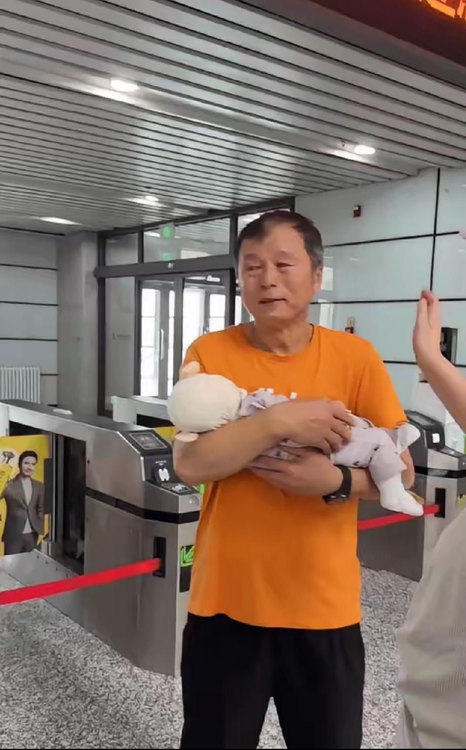 牡丹江车站一幕看哭全网：高大东北父亲转身偷抹泪，女儿回头瞬间破防。世人总觉
