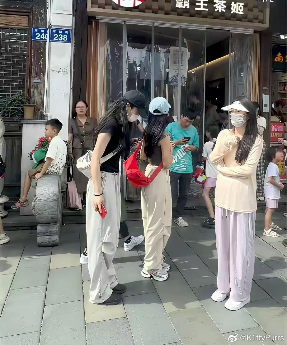 不知道大家发现没，现在街上年轻小姑娘的穿搭基本都撞款了