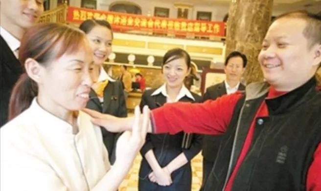重庆一个亿万富豪名叫郭家富，曾花6000多万给员工们买房子，送员工十几辆保时捷，