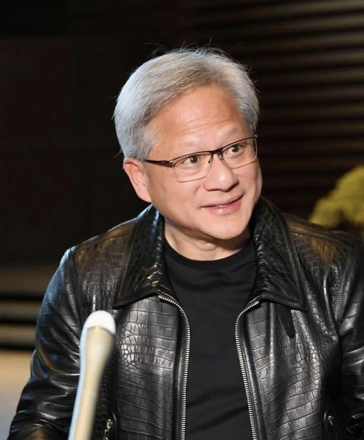 63岁黄仁勋越来越像"网红"了：穿皮衣、喝啤酒、送显卡，他到底在图什么？ 黄