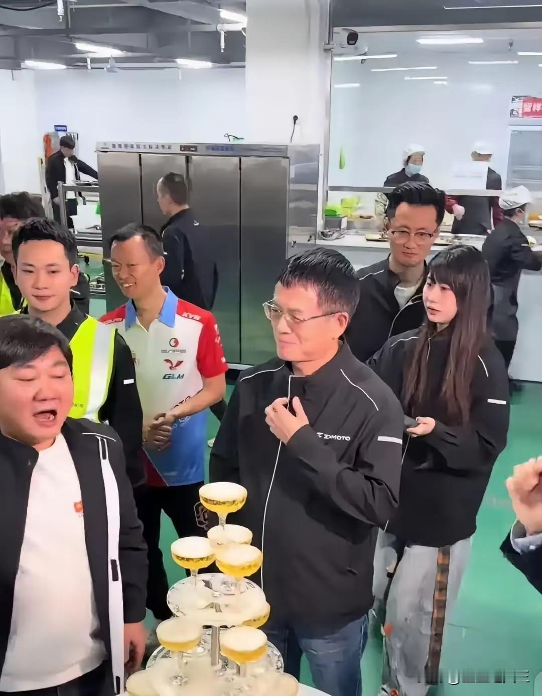 张雪机车庆功宴，才是做事人的格局说实话，看完张雪机车的庆功宴，投资人悬着的