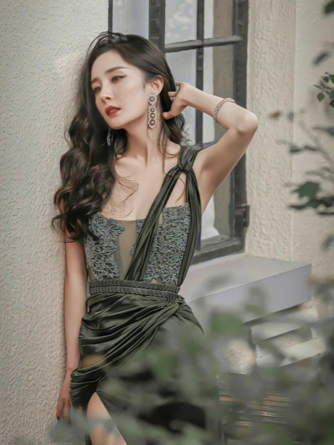 杨幂，浪漫体质，这套绿色真的超级好看！​​​