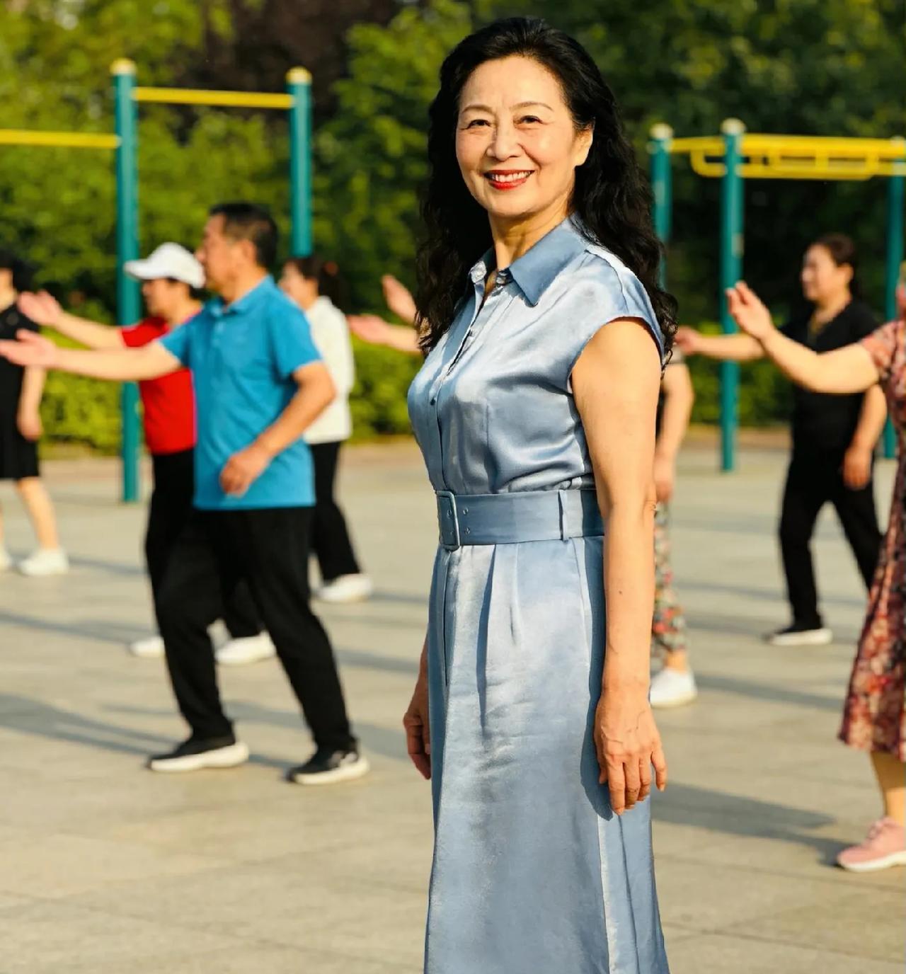 56岁教师退休，丧偶5年，生活感觉很凄凉。有一个儿子在国外生活，大概率是不回来了