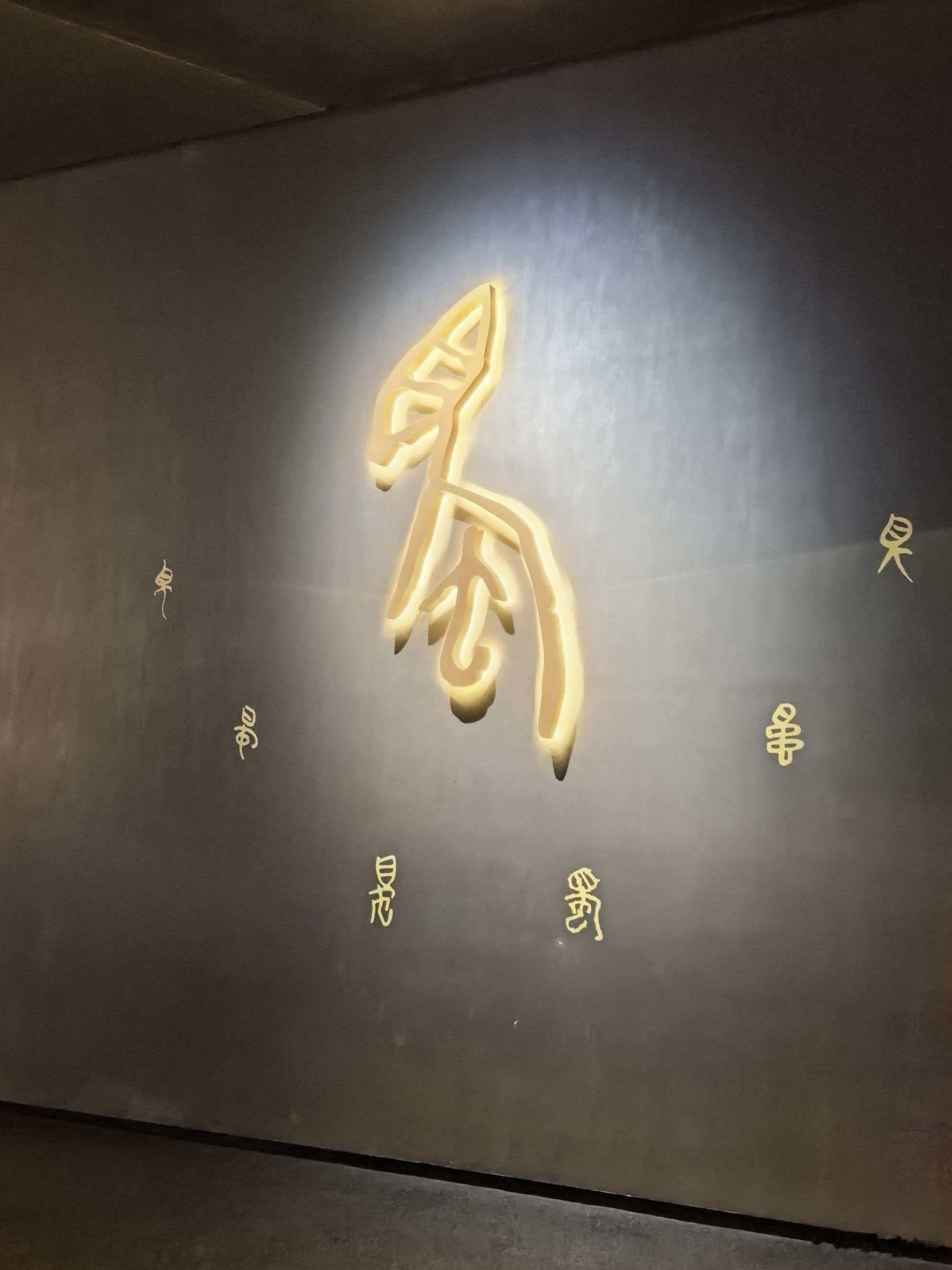 三星堆首次发现陨铁器今天刚好陪美国来的朋友逛了一天三星堆，回成都的路上俩人聊到刚