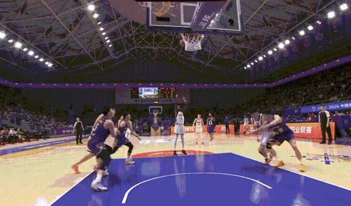 昨晚正是廖三宁的防守漏人让萨姆纳二次进攻得手，让广东队奠定胜局。如图很明显廖三