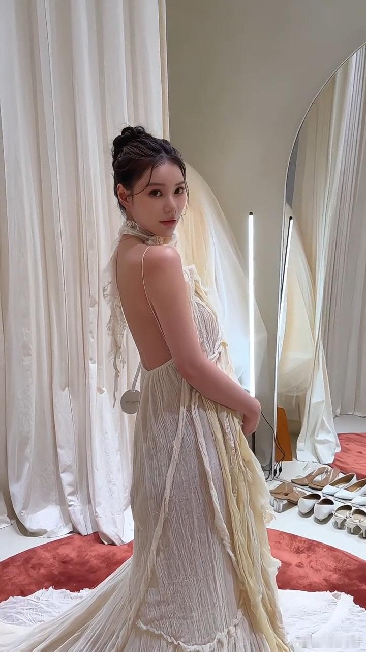 马筱梅孕期写真谁能拒绝孕期的双倍美好！三套不同妆造展现别样韵味，把孕育生命的温